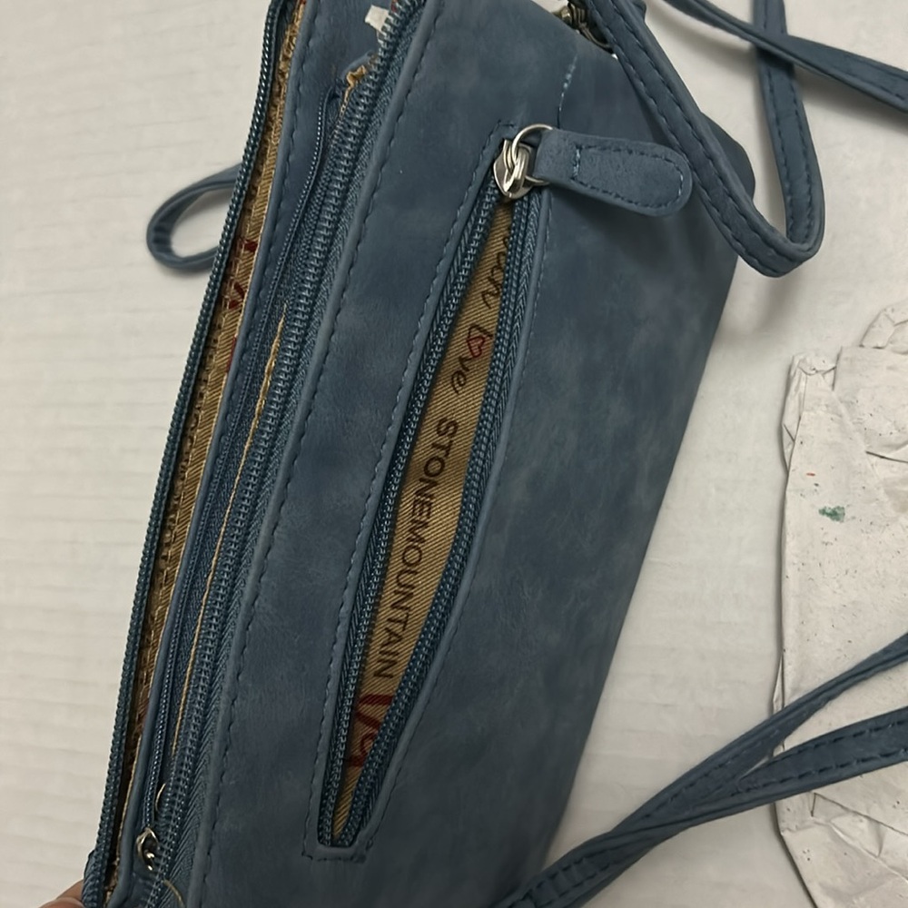 🆕 STONE MOUNTAIN Trifecta Faux Leather Crossbody - Picture 10 of 11